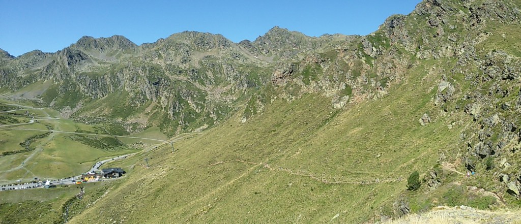 העלייה בתחילת המסלול. אפשר לראות את העמודים של הרכבל.